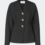Doritmd Blazer er en feminin blazer med en figursyet silhuet og et elegant, kraveløst design. De organiske guldfarvede knapper skaber et eksklusivt udtryk, mens de formsyede paneler fremhæver taljen og giver en flatterende pasform. Style den med de matchende bukser eller over en kjole for et moderne og sofistikeret look.