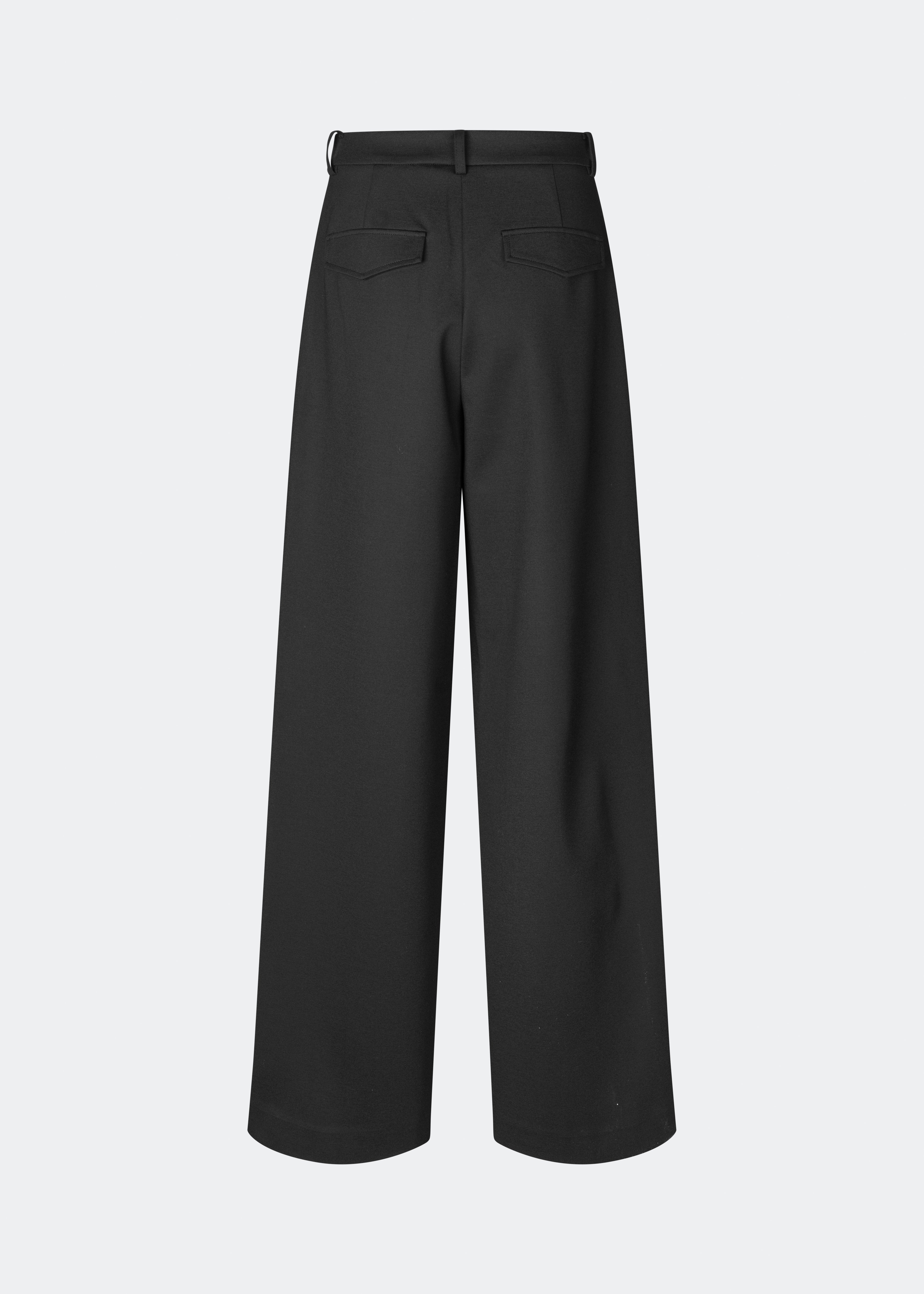 Skræddersyede bukser med vide ben, høj talje, pressefolder foran, sidelommer og klaplommer bagpå. Brug dem med den matchende Doritmd Blazer eller Doritmd top.