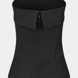 Doritmd Top er en elegant stropløs top med en figursyet silhuet og et markant fold-over panel langs udskæringen, der giver et sofistikeret og moderne udtryk. De formsyede paneler sikrer en flatterende pasform, mens den skjulte lynlås bagpå giver en ren finish. Style den med de matchende Doritmd Pants eller en nederdel til både festlige anledninger og elegante hverdagslooks.