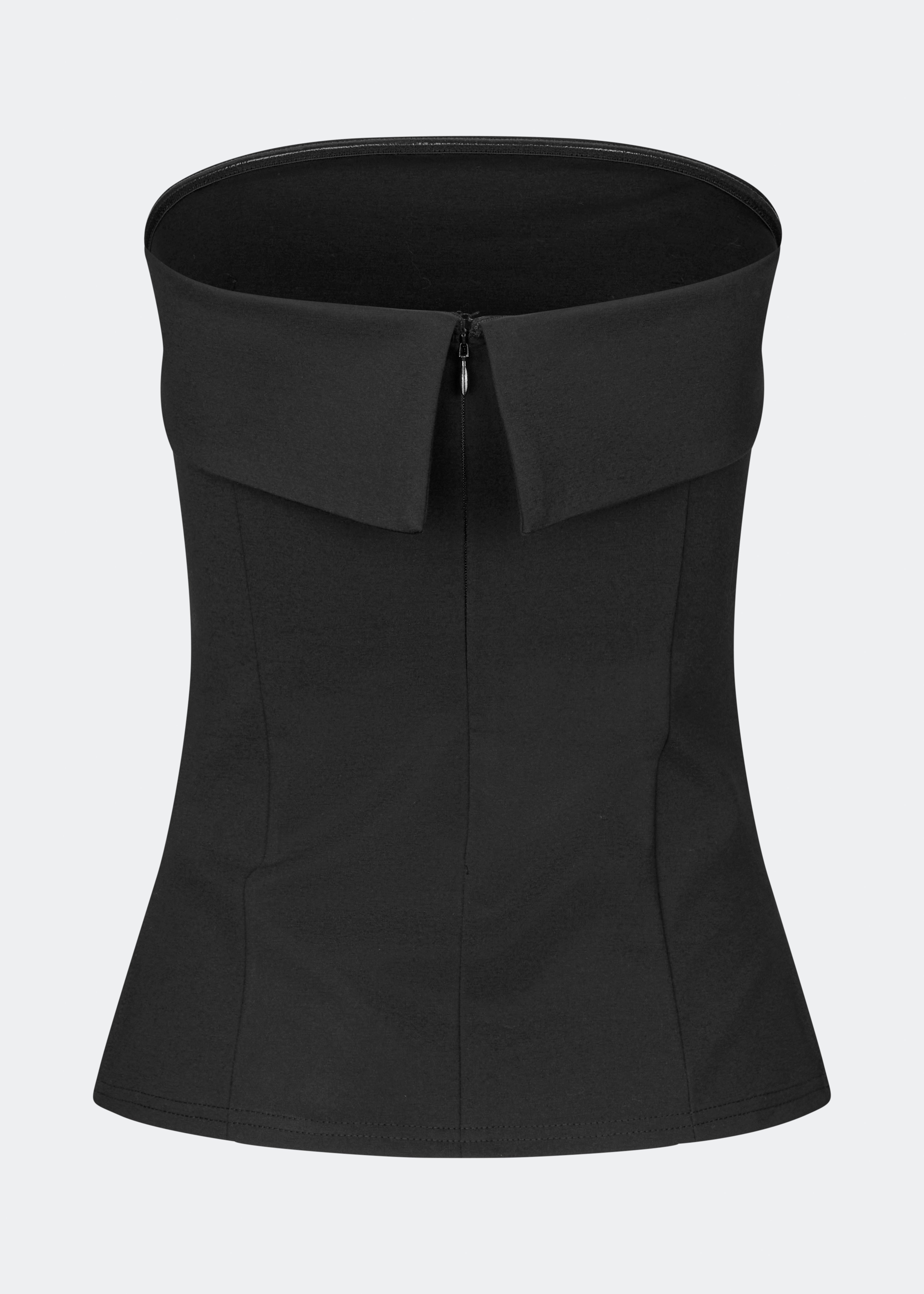 Doritmd Top er en elegant stropløs top med en figursyet silhuet og et markant fold-over panel langs udskæringen, der giver et sofistikeret og moderne udtryk. De formsyede paneler sikrer en flatterende pasform, mens den skjulte lynlås bagpå giver en ren finish. Style den med de matchende Doritmd Pants eller en nederdel til både festlige anledninger og elegante hverdagslooks.