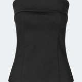 Doritmd Top er en elegant stropløs top med en figursyet silhuet og et markant fold-over panel langs udskæringen, der giver et sofistikeret og moderne udtryk. De formsyede paneler sikrer en flatterende pasform, mens den skjulte lynlås bagpå giver en ren finish. Style den med de matchende Doritmd Pants eller en nederdel til både festlige anledninger og elegante hverdagslooks.