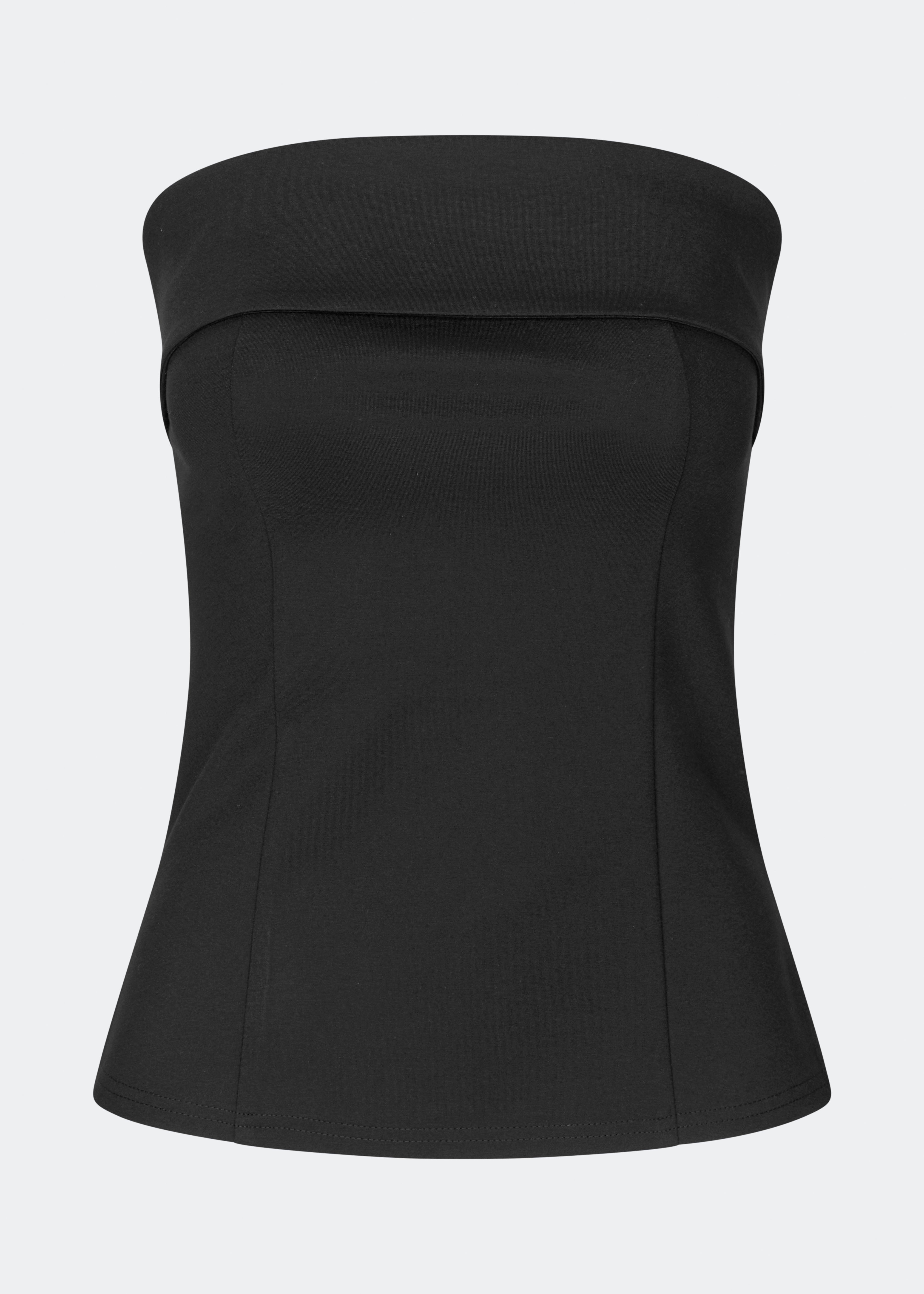 Doritmd Top er en elegant stropløs top med en figursyet silhuet og et markant fold-over panel langs udskæringen, der giver et sofistikeret og moderne udtryk. De formsyede paneler sikrer en flatterende pasform, mens den skjulte lynlås bagpå giver en ren finish. Style den med de matchende Doritmd Pants eller en nederdel til både festlige anledninger og elegante hverdagslooks.