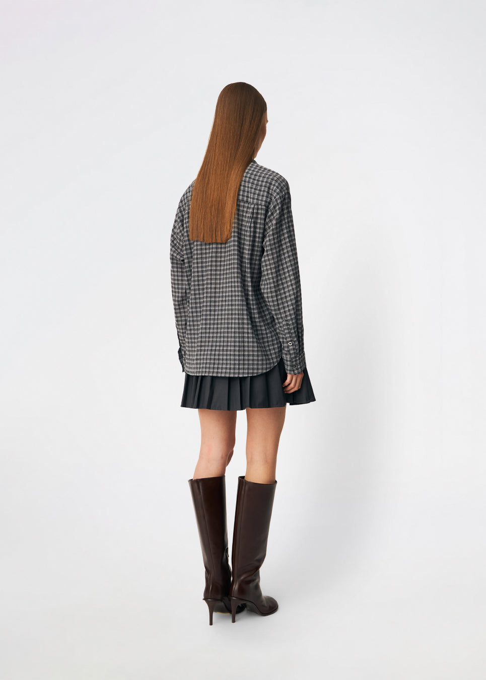 Klassisk skjorte med et tidløst ternet mønster. Dorotheamd shirt er designet i en afslappet, let oversized silhuet med klassisk krave, knaplukning og en brystlomme. De lange ærmer med manchetter fuldender det afslappede udtryk.