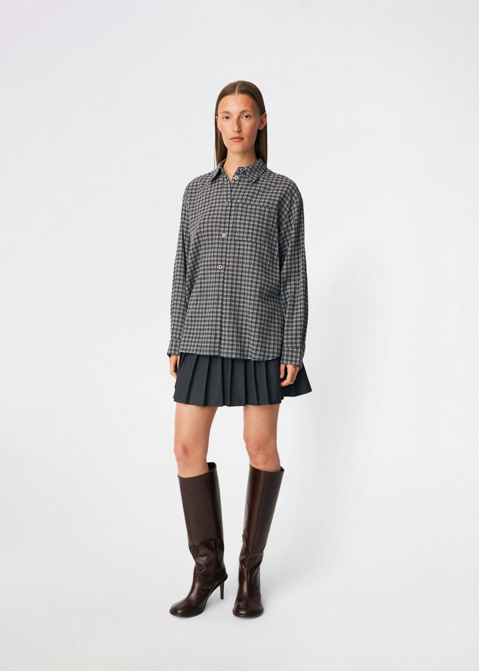 Klassisk skjorte med et tidløst ternet mønster. Dorotheamd shirt er designet i en afslappet, let oversized silhuet med klassisk krave, knaplukning og en brystlomme. De lange ærmer med manchetter fuldender det afslappede udtryk.