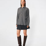 Klassisk skjorte med et tidløst ternet mønster. Dorotheamd shirt er designet i en afslappet, let oversized silhuet med klassisk krave, knaplukning og en brystlomme. De lange ærmer med manchetter fuldender det afslappede udtryk.