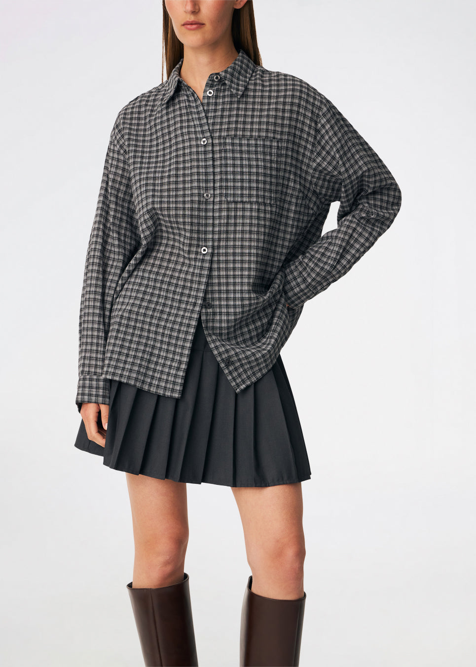 Klassisk skjorte med et tidløst ternet mønster. Dorotheamd shirt er designet i en afslappet, let oversized silhuet med klassisk krave, knaplukning og en brystlomme. De lange ærmer med manchetter fuldender det afslappede udtryk.