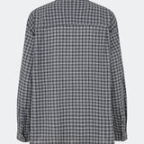 Klassisk skjorte med et tidløst ternet mønster. Dorotheamd shirt er designet i en afslappet, let oversized silhuet med klassisk krave, knaplukning og en brystlomme. De lange ærmer med manchetter fuldender det afslappede udtryk.