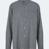 Klassisk skjorte med et tidløst ternet mønster. Dorotheamd shirt er designet i en afslappet, let oversized silhuet med klassisk krave, knaplukning og en brystlomme. De lange ærmer med manchetter fuldender det afslappede udtryk.