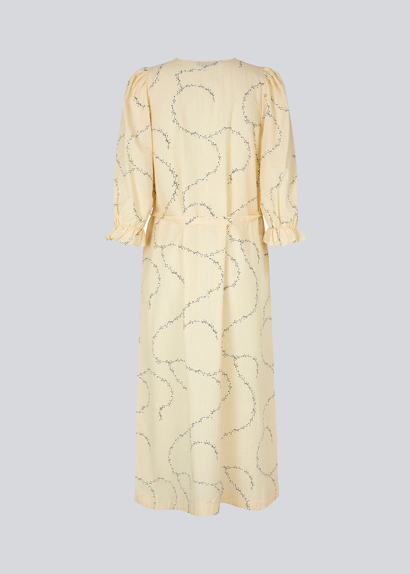 Lang kjole med afslappet fit i blomsterprintet bomuldsmix. DravenMD print dress har ballonærmer med elastikmanchet i albuelængde. Bindebælte i taljen. Modellen er 177 cm og har en størrelse S/36 på.