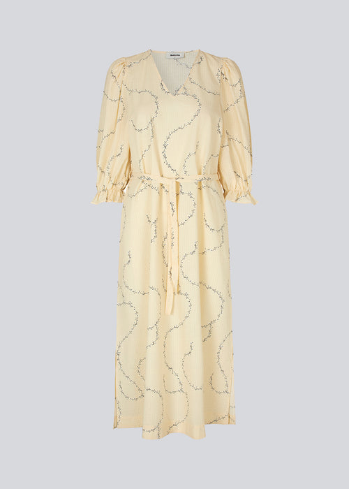 Lang kjole med afslappet fit i blomsterprintet bomuldsmix. DravenMD print dress har ballonærmer med elastikmanchet i albuelængde. Bindebælte i taljen. Modellen er 177 cm og har en størrelse S/36 på.