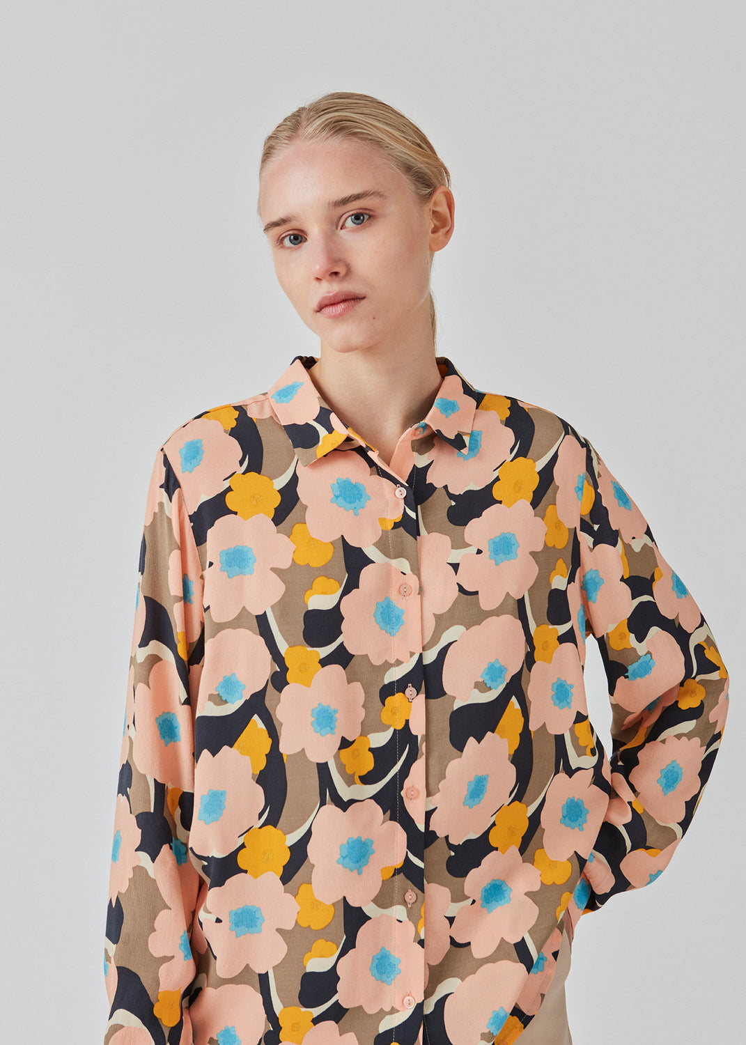 Skjorte i vævet kvalitet med blomsterprint. DustinMD print shirt har skjortekrave, lange ærmer med manchet og knaplukning fortil. Modellen er 177 cm og har en størrelse S/36 p