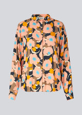 Skjorte i vævet kvalitet med blomsterprint. DustinMD print shirt har skjortekrave, lange ærmer med manchet og knaplukning fortil. Modellen er 177 cm og har en størrelse S/36 p