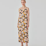 Midi kjole med relaxed fit og blomsterprint. DustinMD print strap dress har v-hals med rynkedetalje i midten, tynde stropper og lynlås bagpå. Slids foran. Modellen er 177 cm og har en størrelse S/36 på.