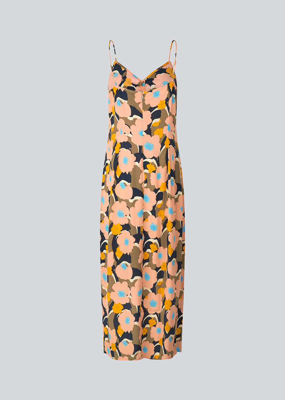 Midi kjole med relaxed fit og blomsterprint. DustinMD print strap dress har v-hals med rynkedetalje i midten, tynde stropper og lynlås bagpå. Slids foran. Modellen er 177 cm og har en størrelse S/36 på.