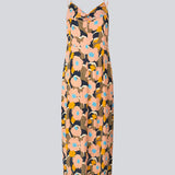 Midi kjole med relaxed fit og blomsterprint. DustinMD print strap dress har v-hals med rynkedetalje i midten, tynde stropper og lynlås bagpå. Slids foran. Modellen er 177 cm og har en størrelse S/36 på.