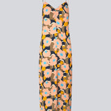 Midi kjole med relaxed fit og blomsterprint. DustinMD print strap dress har v-hals med rynkedetalje i midten, tynde stropper og lynlås bagpå. Slids foran. Modellen er 177 cm og har en størrelse S/36 på.