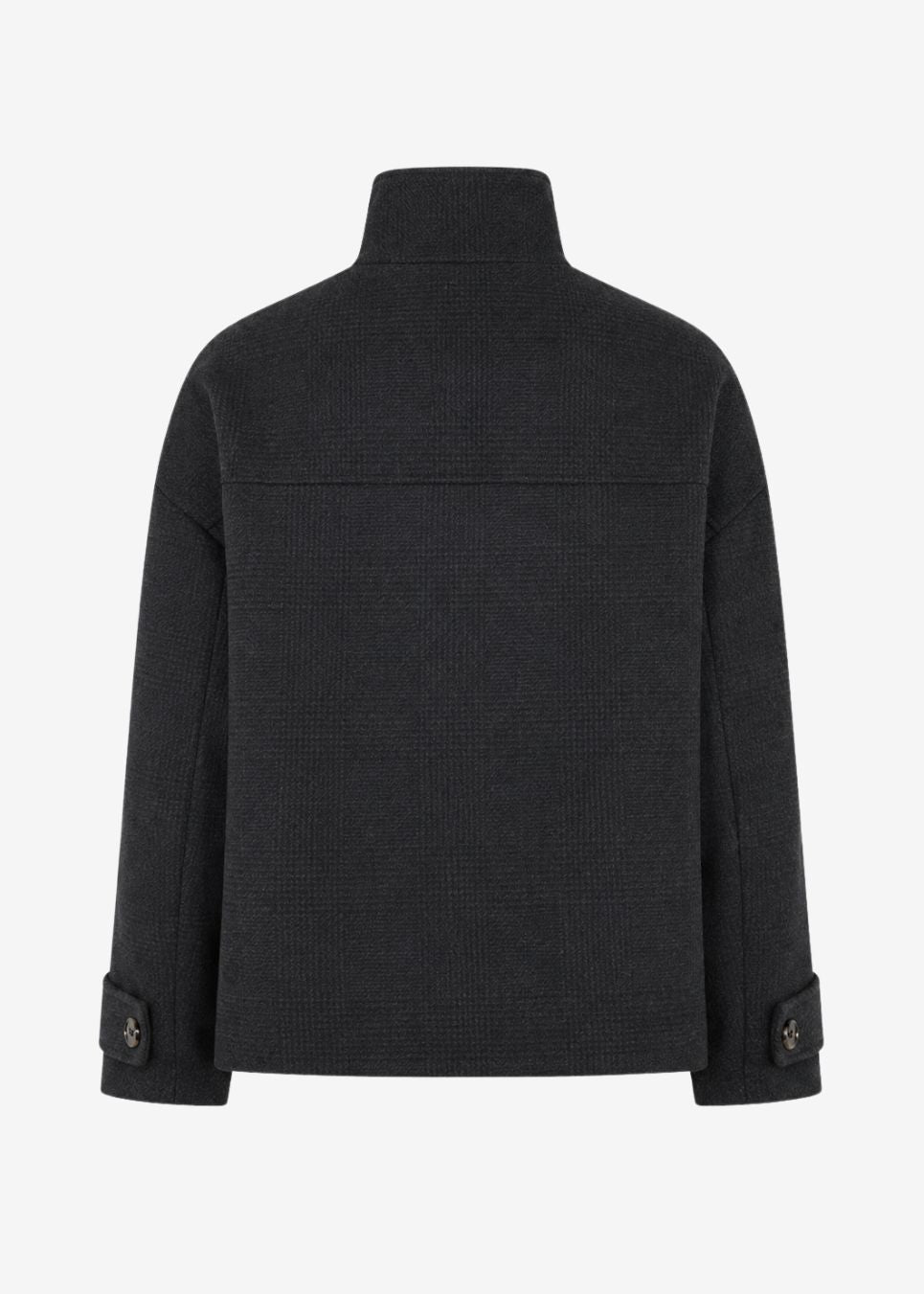 ElinorMD Jacket er en kort jakke med løs pasform og høj krave. Designet har gennemgående knaplukning, store frontlommer med klap og justerbare stropdetaljer ved manchetterne. Style den over strik eller en enkel T-shirt som et klassisk lag til overgangssæsonen.