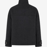 ElinorMD Jacket er en kort jakke med løs pasform og høj krave. Designet har gennemgående knaplukning, store frontlommer med klap og justerbare stropdetaljer ved manchetterne. Style den over strik eller en enkel T-shirt som et klassisk lag til overgangssæsonen.