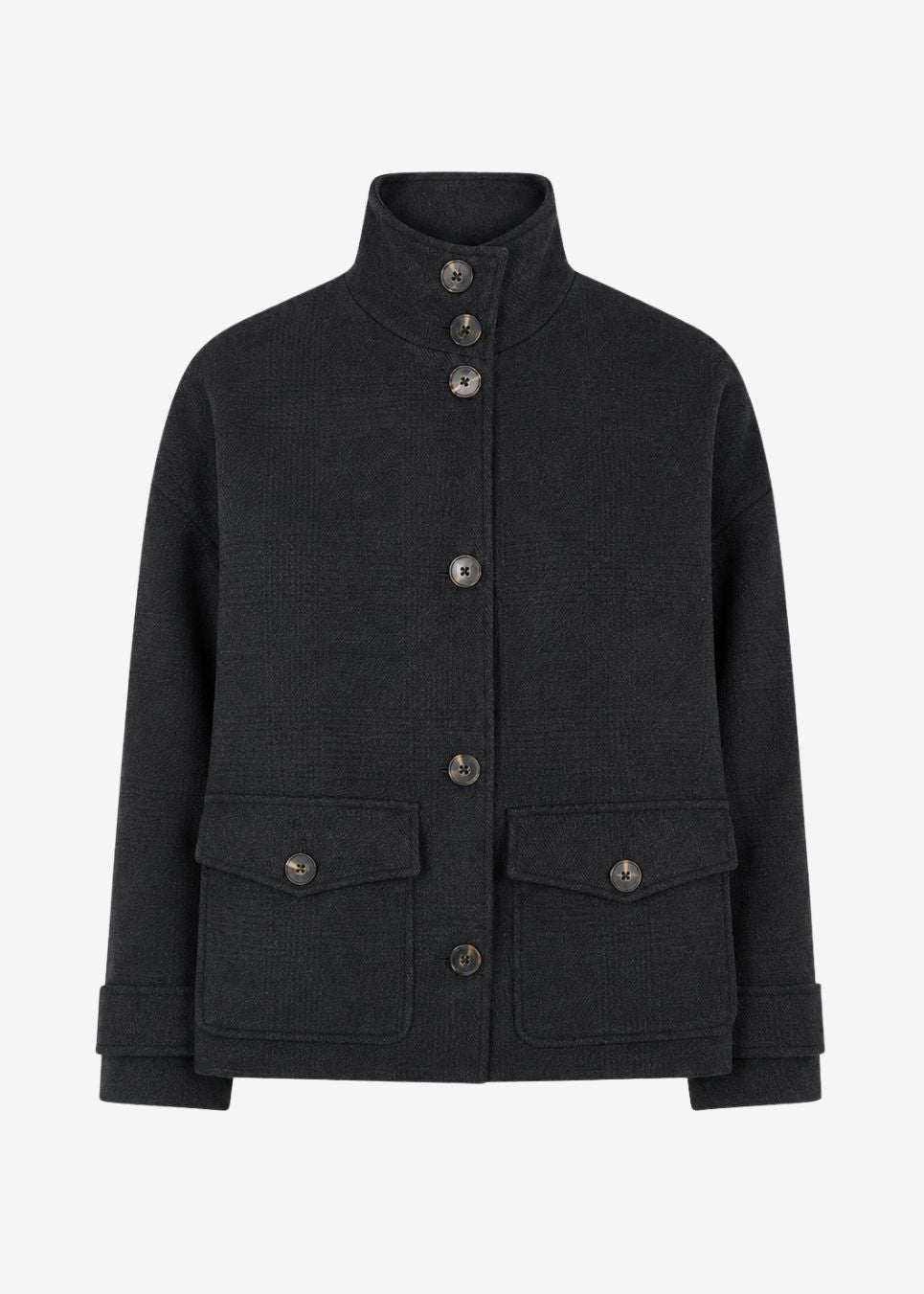 ElinorMD Jacket er en kort jakke med løs pasform og høj krave. Designet har gennemgående knaplukning, store frontlommer med klap og justerbare stropdetaljer ved manchetterne. Style den over strik eller en enkel T-shirt som et klassisk lag til overgangssæsonen.