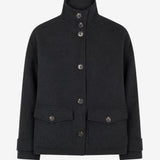 ElinorMD Jacket er en kort jakke med løs pasform og høj krave. Designet har gennemgående knaplukning, store frontlommer med klap og justerbare stropdetaljer ved manchetterne. Style den over strik eller en enkel T-shirt som et klassisk lag til overgangssæsonen.