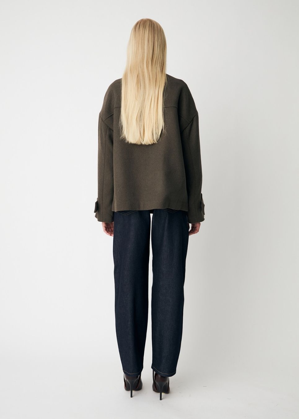 ElinorMD Jacket er en kort jakke med løs pasform og høj krave. Designet har gennemgående knaplukning, store frontlommer med klap og justerbare stropdetaljer ved manchetterne. Style den over strik eller en enkel t-shirt som et klassisk lag til overgangssæsonen.
