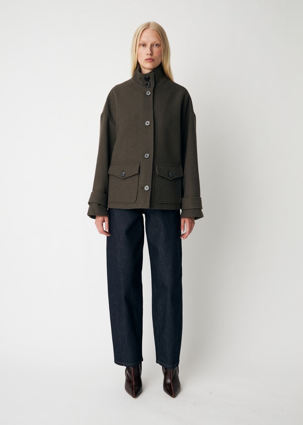 ElinorMD Jacket er en kort jakke med løs pasform og høj krave. Designet har gennemgående knaplukning, store frontlommer med klap og justerbare stropdetaljer ved manchetterne. Style den over strik eller en enkel t-shirt som et klassisk lag til overgangssæsonen.
