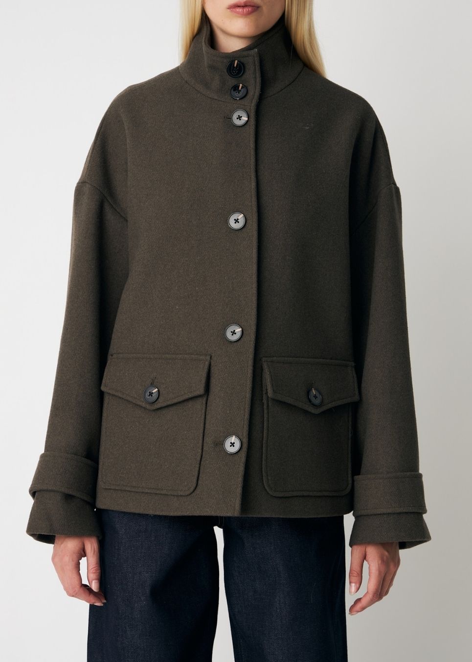 ElinorMD Jacket er en kort jakke med løs pasform og høj krave. Designet har gennemgående knaplukning, store frontlommer med klap og justerbare stropdetaljer ved manchetterne. Style den over strik eller en enkel t-shirt som et klassisk lag til overgangssæsonen.
