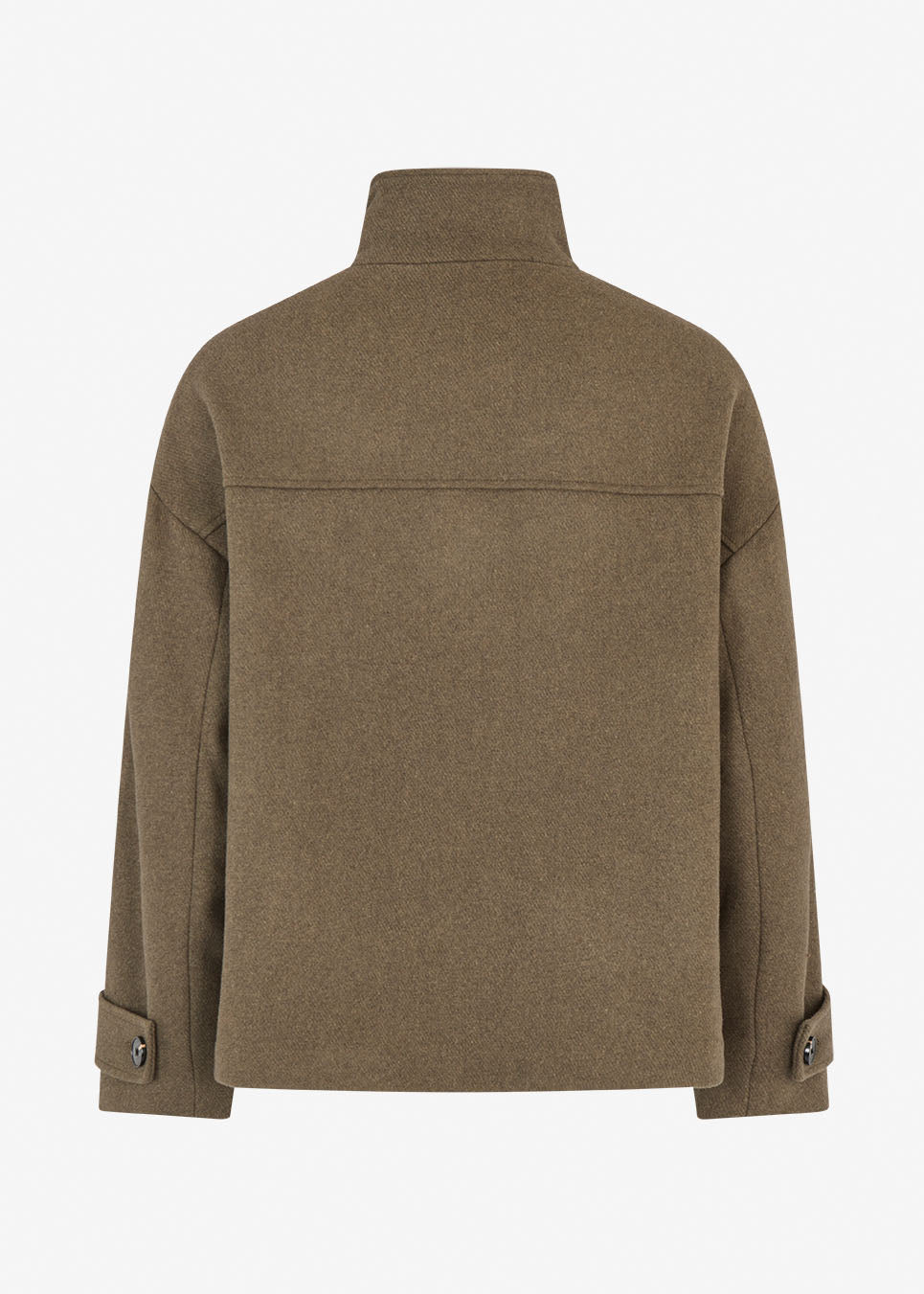 ElinorMD Jacket er en kort jakke med løs pasform og høj krave. Designet har gennemgående knaplukning, store frontlommer med klap og justerbare stropdetaljer ved manchetterne. Style den over strik eller en enkel t-shirt som et klassisk lag til overgangssæsonen.