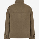 ElinorMD Jacket er en kort jakke med løs pasform og høj krave. Designet har gennemgående knaplukning, store frontlommer med klap og justerbare stropdetaljer ved manchetterne. Style den over strik eller en enkel t-shirt som et klassisk lag til overgangssæsonen.