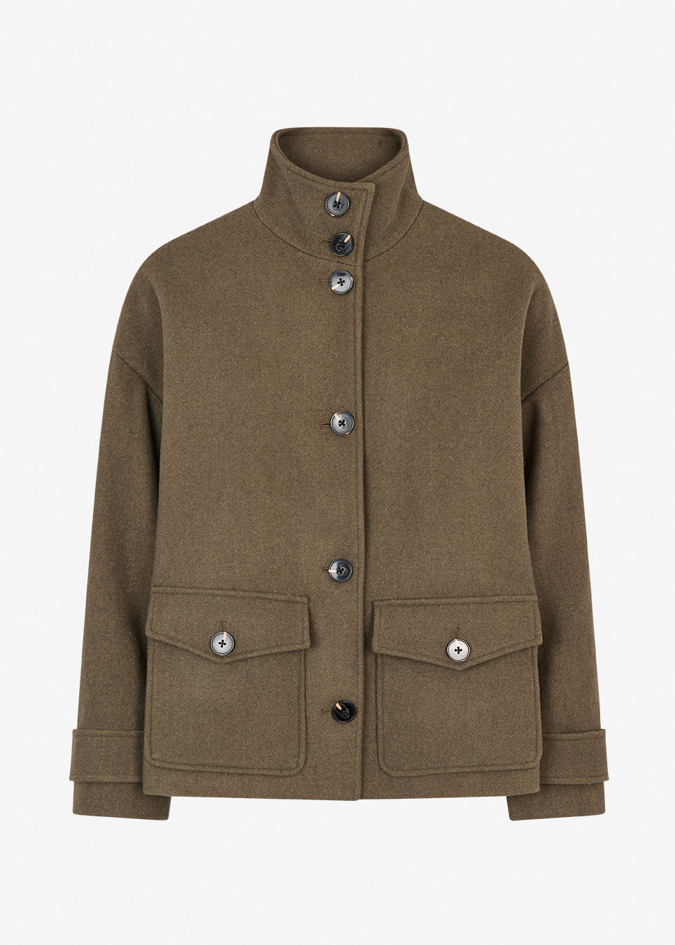 ElinorMD Jacket er en kort jakke med løs pasform og høj krave. Designet har gennemgående knaplukning, store frontlommer med klap og justerbare stropdetaljer ved manchetterne. Style den over strik eller en enkel t-shirt som et klassisk lag til overgangssæsonen.