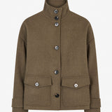 ElinorMD Jacket er en kort jakke med løs pasform og høj krave. Designet har gennemgående knaplukning, store frontlommer med klap og justerbare stropdetaljer ved manchetterne. Style den over strik eller en enkel t-shirt som et klassisk lag til overgangssæsonen.
