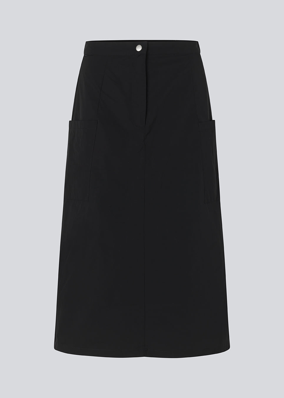 Midi-nederdel i sort i sprød vævet kvalitet. EmeryMD skirt har to påsatte lommer og slidser i begge sider. Modellen er 175 cm og har en størrelse S/36 på.