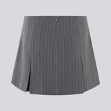 Kort nederdel i grå med sløjfer og læg. EmiliaMD bow skirt har en usynlig lynlås bagpå og to fine sløjfedetaljer foran.&nbsp;