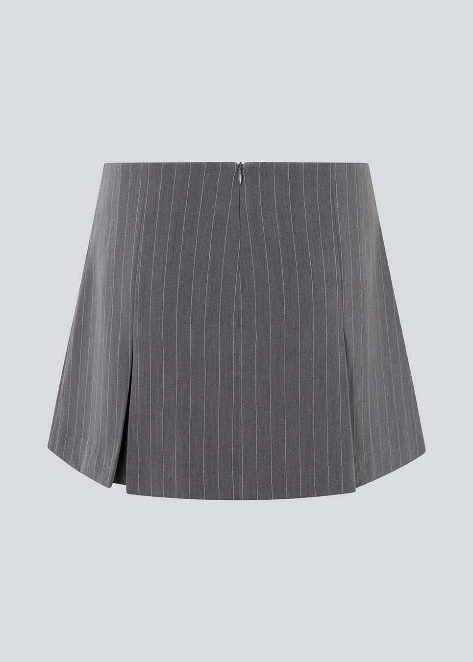Kort nederdel i grå med sløjfer og læg. EmiliaMD bow skirt har en usynlig lynlås bagpå og to fine sløjfedetaljer foran.&nbsp;