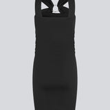 Kort figursyet sort kjole i et elastisk materiale. EmiliaMD dress har en super fed detalje med en metalring ved brystet og brede stropper.