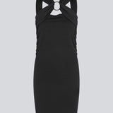Kort figursyet sort kjole i et elastisk materiale. EmiliaMD dress har en super fed detalje med en metalring ved brystet og brede stropper.