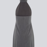 Kort figursyet kjole i grå pinstripe med halterneck. EmiliaMD halterneck dress har en knappelukning i nakken og en usynlig lynlås i ryggen.
