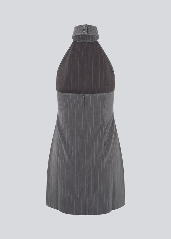 Kort figursyet kjole i grå pinstripe med halterneck. EmiliaMD halterneck dress har en knappelukning i nakken og en usynlig lynlås i ryggen.