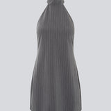 Kort figursyet kjole i grå pinstripe med halterneck. EmiliaMD halterneck dress har en knappelukning i nakken og en usynlig lynlås i ryggen.