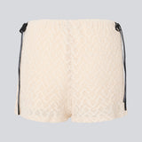 Løse shorts i fin beige/hvid farve i blødt blonde materiale. EmiliaMD lace shorts har foer og elastik i taljen. Sød detalje på hofterne med små sorte sløjfer, der har en cool kontrast til den lyse beige farve.