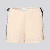 Løse shorts i fin beige/hvid farve i blødt blonde materiale. EmiliaMD lace shorts har foer og elastik i taljen. Sød detalje på hofterne med små sorte sløjfer, der har en cool kontrast til den lyse beige farve.