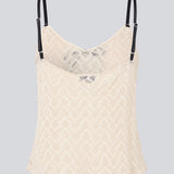 Fin løs top i lys beige/hvid i blødt blonde materiale. EmiliaMD lace top har tynde sorte justerbare stropper og en sløjfedetalje i sort.