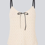 Fin løs top i lys beige/hvid i blødt blonde materiale. EmiliaMD lace top har tynde sorte justerbare stropper og en sløjfedetalje i sort.