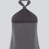 Figursyet top med cool slips detalje i grå pinstripe. EmiliaMD tie top har en usynlig lynlås i siden og en knappelukning i nakken.