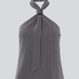 Figursyet top med cool slips detalje i grå pinstripe. EmiliaMD tie top har en usynlig lynlås i siden og en knappelukning i nakken.