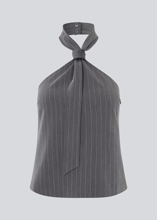 Figursyet top med cool slips detalje i grå pinstripe. EmiliaMD tie top har en usynlig lynlås i siden og en knappelukning i nakken.