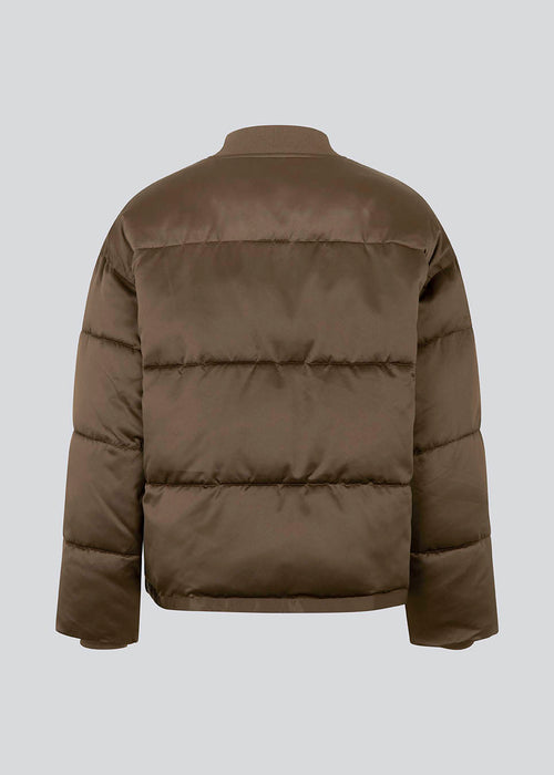 Bomber jakke i brun i satinkvalitet foret med genanvendt polyester. EmilMD jacket har rund hals med opretstående ribkrave og kraftig lynlås foran. 