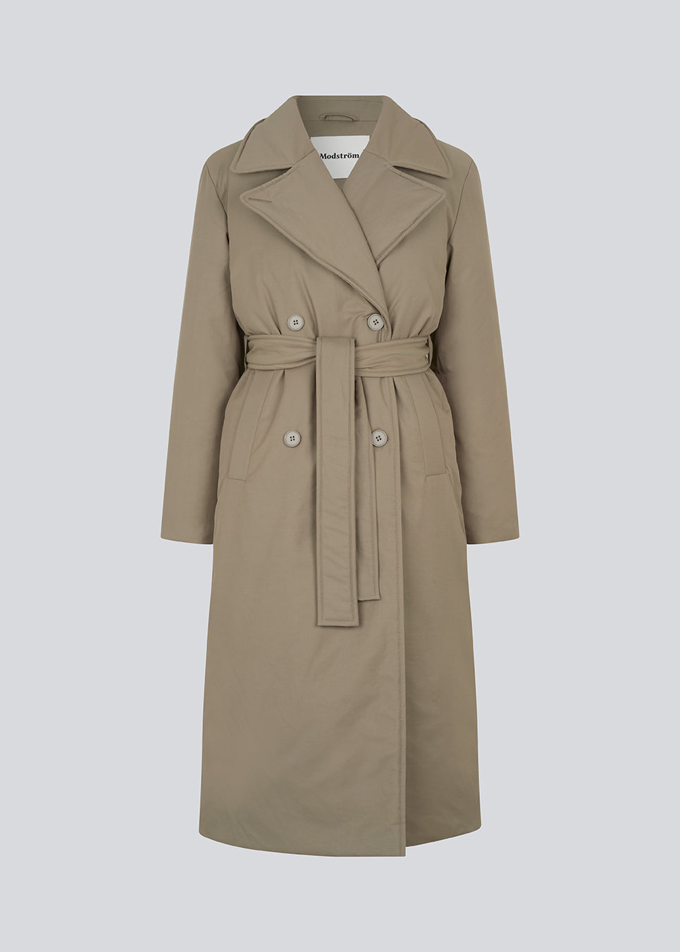 Jakke i trench coat-look med yderstof af bomuld og nylon og foer inderst. EsmeMD jacket er dobbeltradet og med bred krave og revers samt bredt bindebælte i taljen. Modellen er 175 cm og har en størrelse S/36 på.