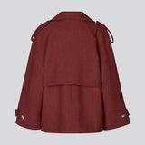Cropped dobbeltradet uldfrakke med skjulte knapper. EsmundMD jacket har klassiske frakkedetaljer med raglanærmer og bredt bærestykke på ryggen. Med foer.&nbsp;