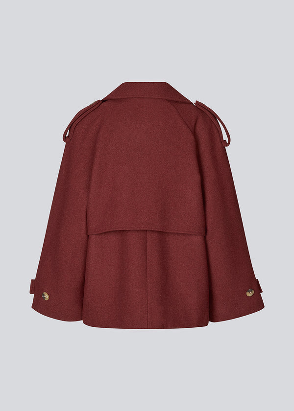 Cropped dobbeltradet uldfrakke med skjulte knapper. EsmundMD jacket har klassiske frakkedetaljer med raglanærmer og bredt bærestykke på ryggen. Med foer.&nbsp;